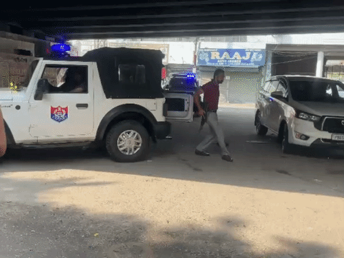 एनकाउंटर के बाद घटनास्थल पर पहुंची पुलिस।