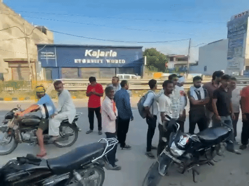 घटनास्थल पर जांच करती पुलिस।