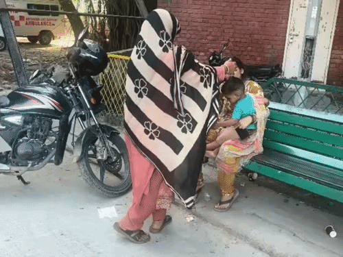 सूचना मिलने पर अस्पताल पहुंचे परिजन।