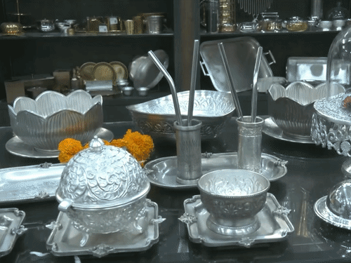डिनरमध्ये परदेशी पाहुण्यांसाठी जयपूरमध्ये खास टेबलवेअर तयार करण्यात आले होते. अरुण्स ग्रुप ऑफ कंपनीजने समिटच्या मेन्यूनुसार भांडी आणि कटलरीची रचना तयार केली.