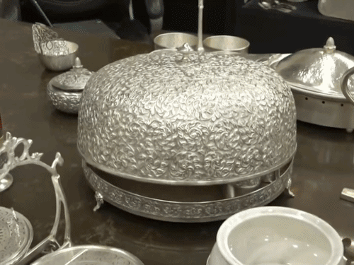 सर्व भांड्यांवर चांदीचा मुलामा चढवला होता, जेणेकरून भारतीय कला आणि हस्तकलेची झलक दिसेल. यात पारंपरिक भारतीय कारागिरीसोबत आधुनिक CNC तंत्रज्ञानाचा वापर करण्यात आला होता.