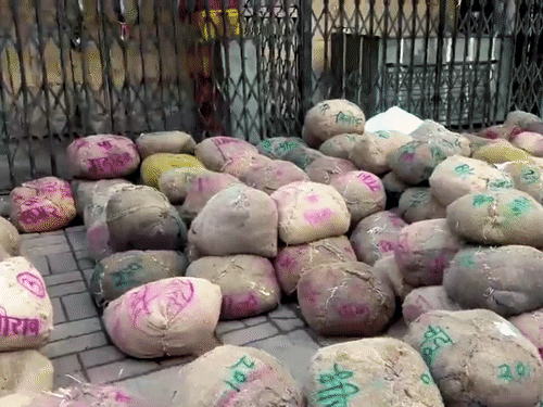 अहिल्यानगर में एक कोल्ड स्टोरेज पर छापा मारकर 75,368 किलो बटर जब्त किया गया।
