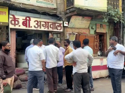 पुणे में 9 सितंबर को केबी अग्रवाल में FDA ने बिना सोर्स की जानकारी वाला 4,627 किलो खोया जब्त किया था।