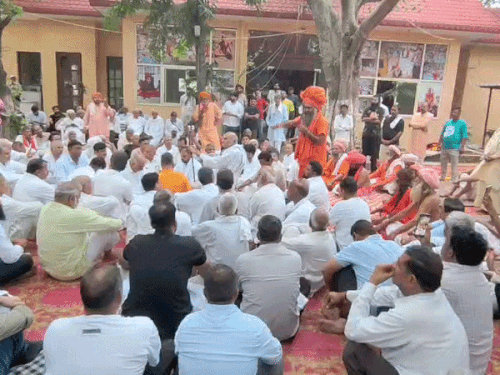 संत और लोग बोले-प्रशासन ने गलत किया, CM से करेंगे शिकायत; 3 डिमांड रखीं|गुरुग्राम,gurugram - Dainik Bhaskar