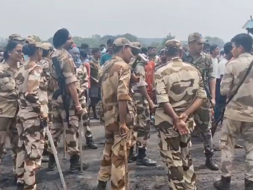 ग्रामीणों और CISF जवानों के आमने-सामने आने से खदान परिसर के आसपास तनाव की स्थिति बन गई।