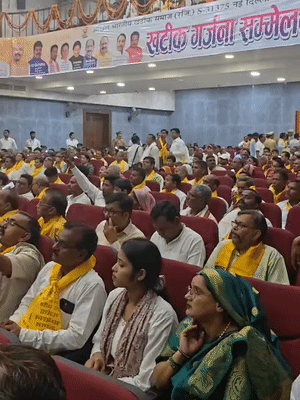 खटीक समाज से जुड़े लोग सभागार में पहुंचे थे।