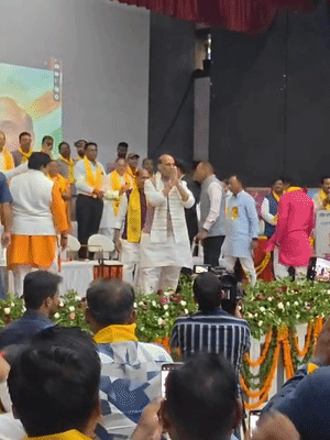 सम्मेलन में पहुंचे रक्षा मंत्री राजनाथ सिंह ने हाथ उठाकर सभी का अभिवादन किया।