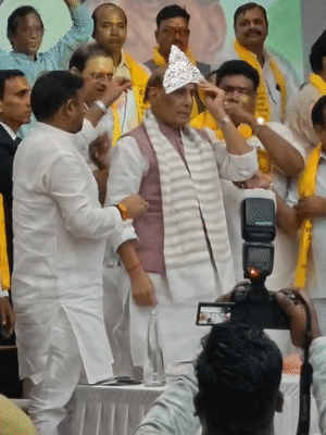 आयोजकों ने राजनाथ सिंह को चांदी का मुकुट पहनाया।