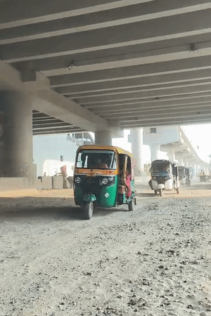 हाइवे पर कंस्ट्रक्शन के चलते गिटि्टयों के बीच से गुजरते वाहन।