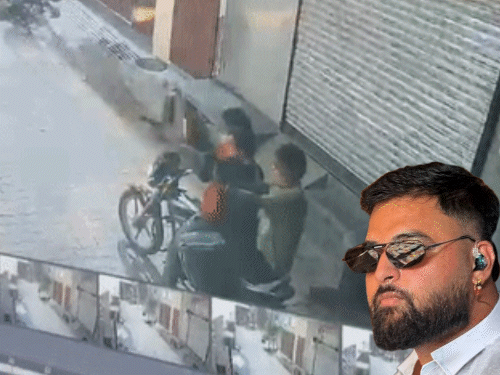 सिंगर गुलाब सिद्धू के घर पर फायरिंग करते हुए आरोपी सीसीटीवी कैमरे में कैद। इनसेट में गुलाब सिद्धू की फाइल फोटो - Dainik Bhaskar