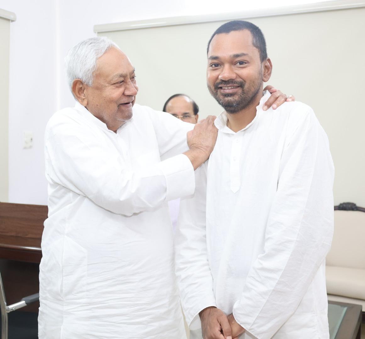 पूर्व मुख्यमंत्री नीतीश कुमार के बेटे निशांत कुमार लगातार स्वास्थ्य विभाग को पटरी पर लाने का प्रयास कर रहे हैं। वह समय-समय पर अपने पिता से मार्गदर्शन भी ले रहे हैं।