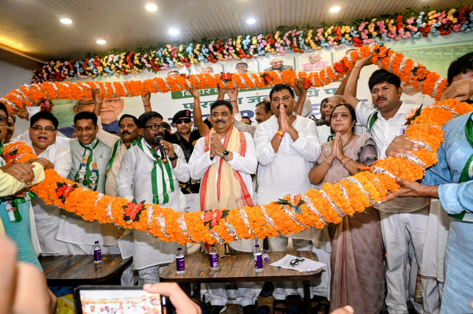 तस्वीर 9 सितंबर के खगड़िया नीतीश संवाद की है। जहां संजय झा ने पार्टी का नाम बदलने का सुझाव दिया था।