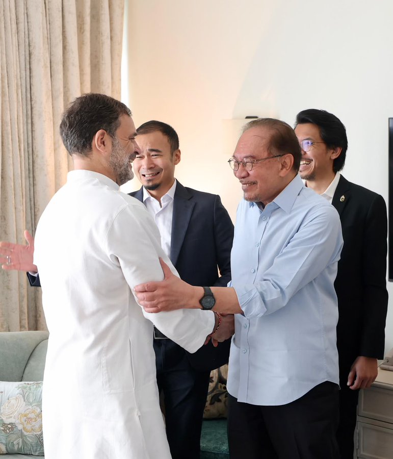 राहुल और PM इब्राहिम को हाथ मिलाते और मुस्कुराते हुए देखा गया।
