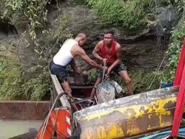 नगर सेना की टीम ने ट्रक के केबिन को काटकर ड्राइवर के शव को बाहर निकाला।