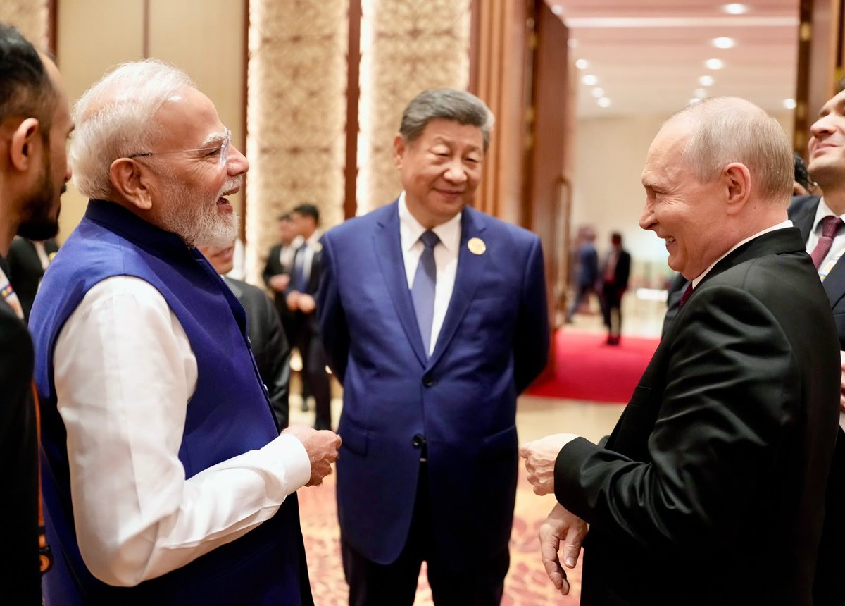 प्रधानमंत्री मोदी, चीनी राष्ट्रपति जिनपिंग और रूसी राष्ट्रपति पुतिन ब्रिक्स समिट के दूसरे दिन बातचीत करते नजर आए।
