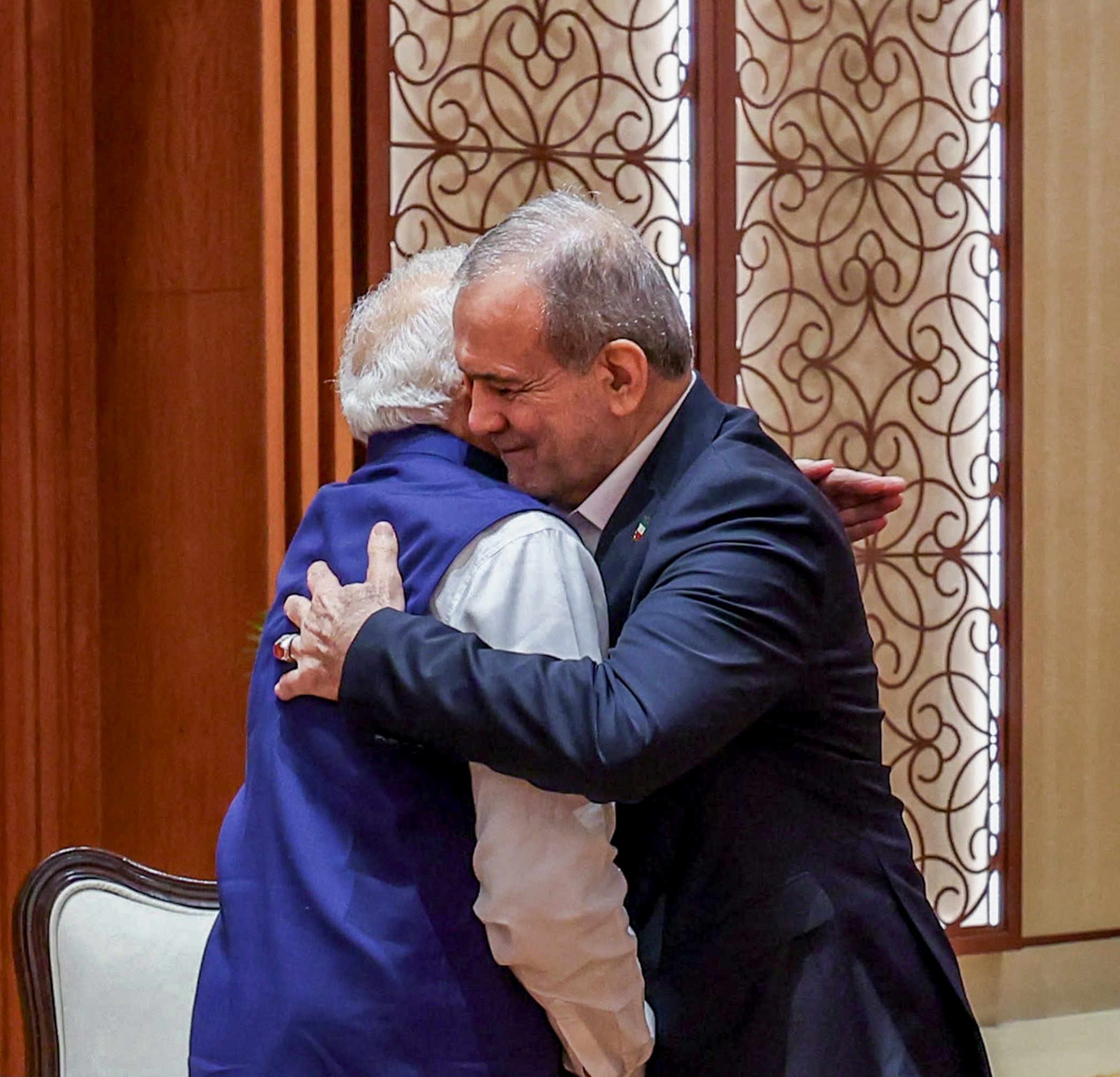 इराणचे राष्ट्रपती आणि पंतप्रधान मोदी एकमेकांना मिठी मारताना दिसले.