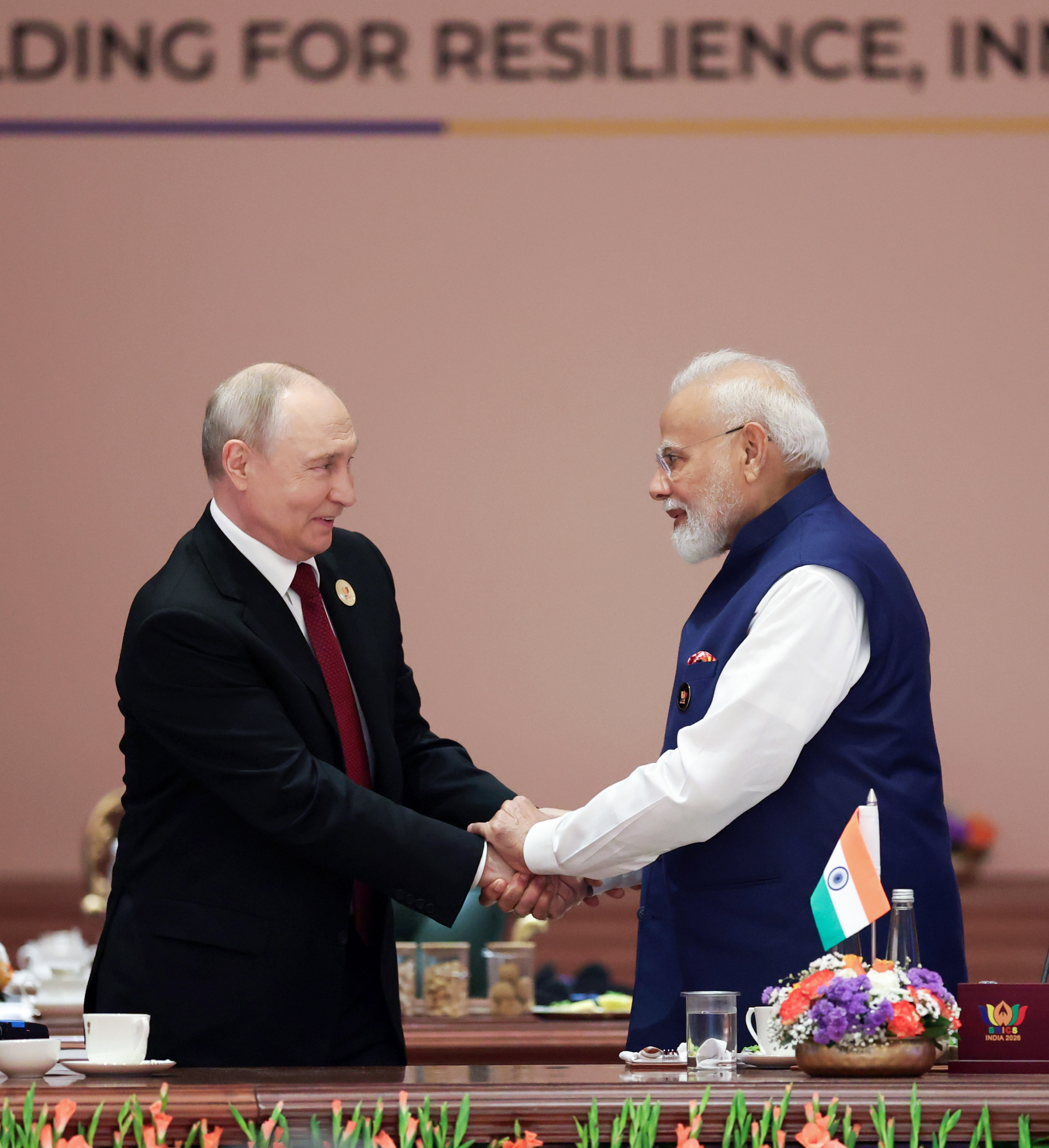 ब्रिक्स फोटो सेशन में जिनपिंग-पुतिन के बीच PM मोदी: भाषण में बोले- टेक्नोलॉजी-मिनरल्स को हथियार बनाना गलत, इससे दुनिया की तरक्की पर असर पड़ेगा रूस के राष्ट्रपति पुतिन और प्रधानमंत्री मोदी ब्रिक्स समिट के दौरान हाथ मिलाते हुए।