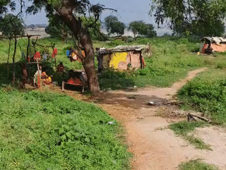 रहवासी एरिया को छोड़कर लोग तिरपाल का घर बनाकर रहने लगे हैं।