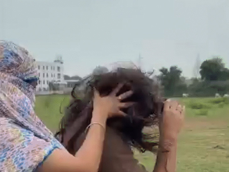 इसके बाद बाल पकड़कर आरोपियों युवतियां छात्रा पर टूट पड़ीं।