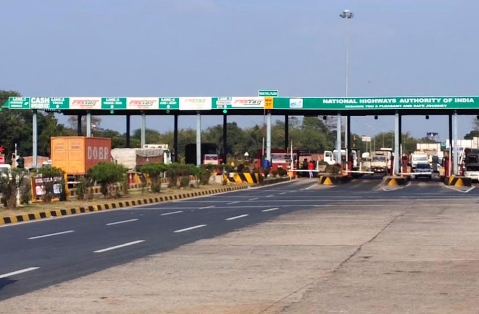 टोल प्लाजा पर कुछ तय श्रेणियों के लिए है टोल टैक्स की छूट का नियम है।