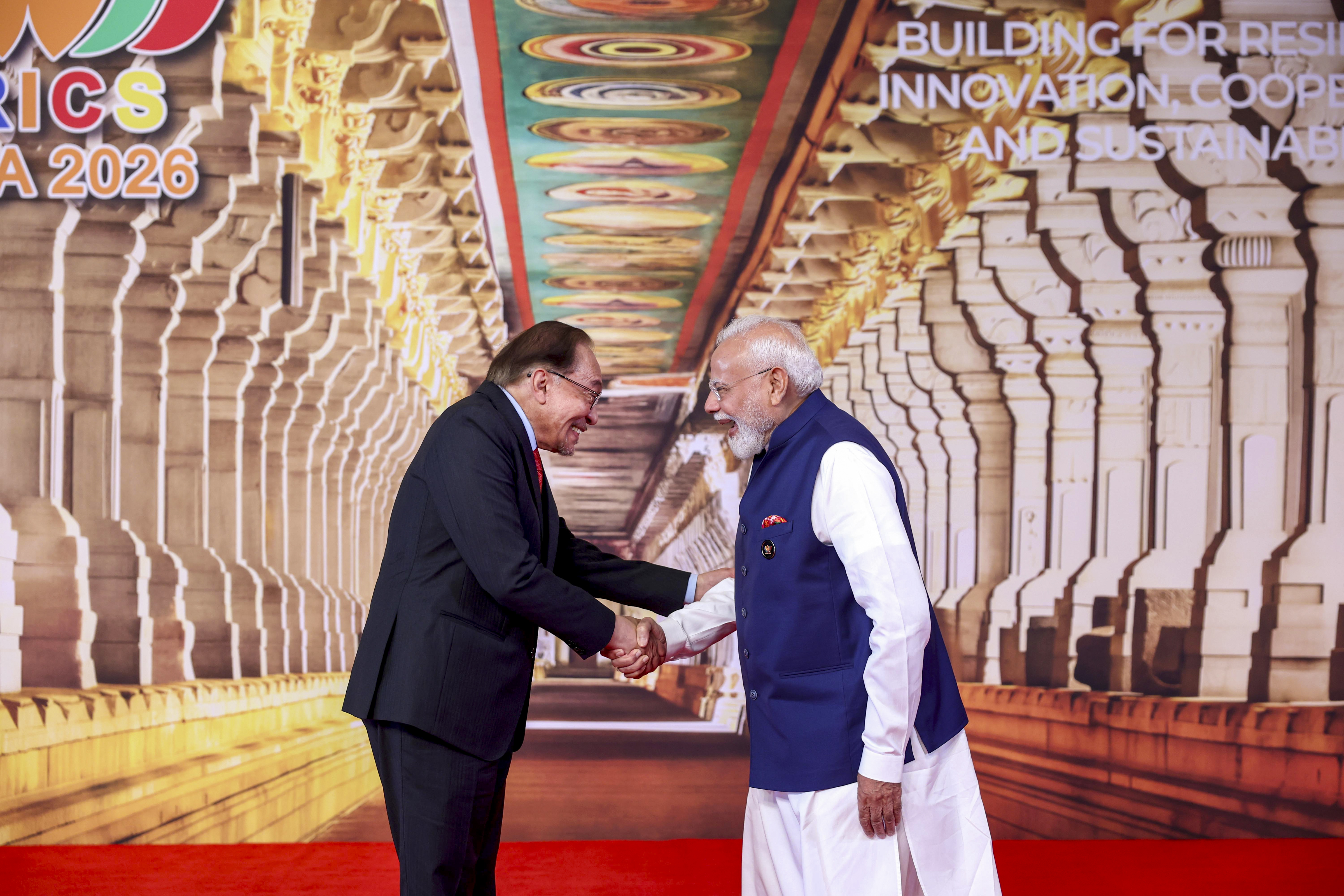 BRICS समिट के दूसरे दिन रविवार को PM मोदी और मलेशियाई PM अनवर इब्राहिम ने भारत मंडपम में मुलाकात की और हाथ मिलाकर एक-दूसरे का अभिवादन किया।