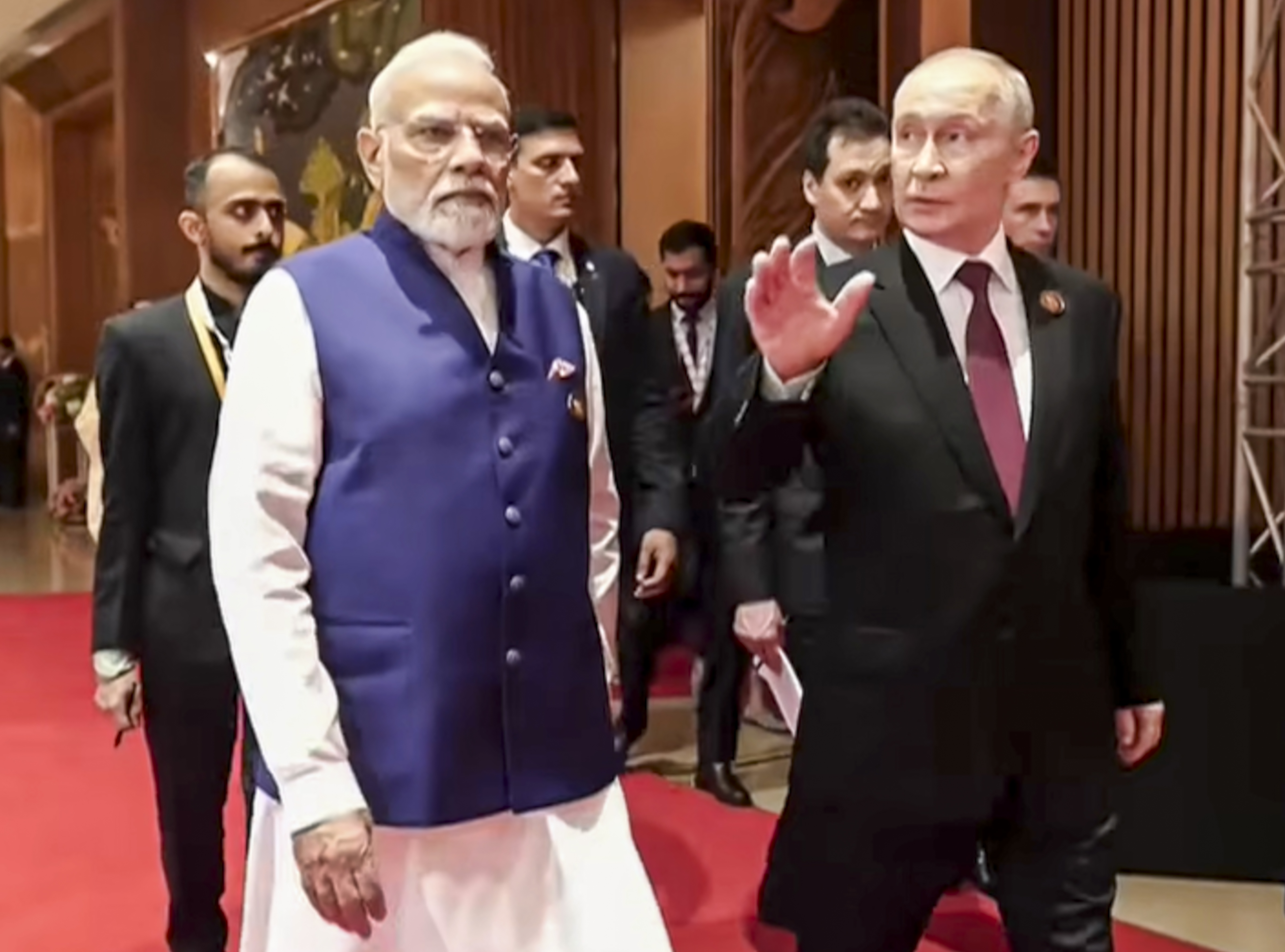 PM मोदी रूस के राष्ट्रपति व्लादिमीर पुतिन के साथ भारत मंडपम पहुंचे।