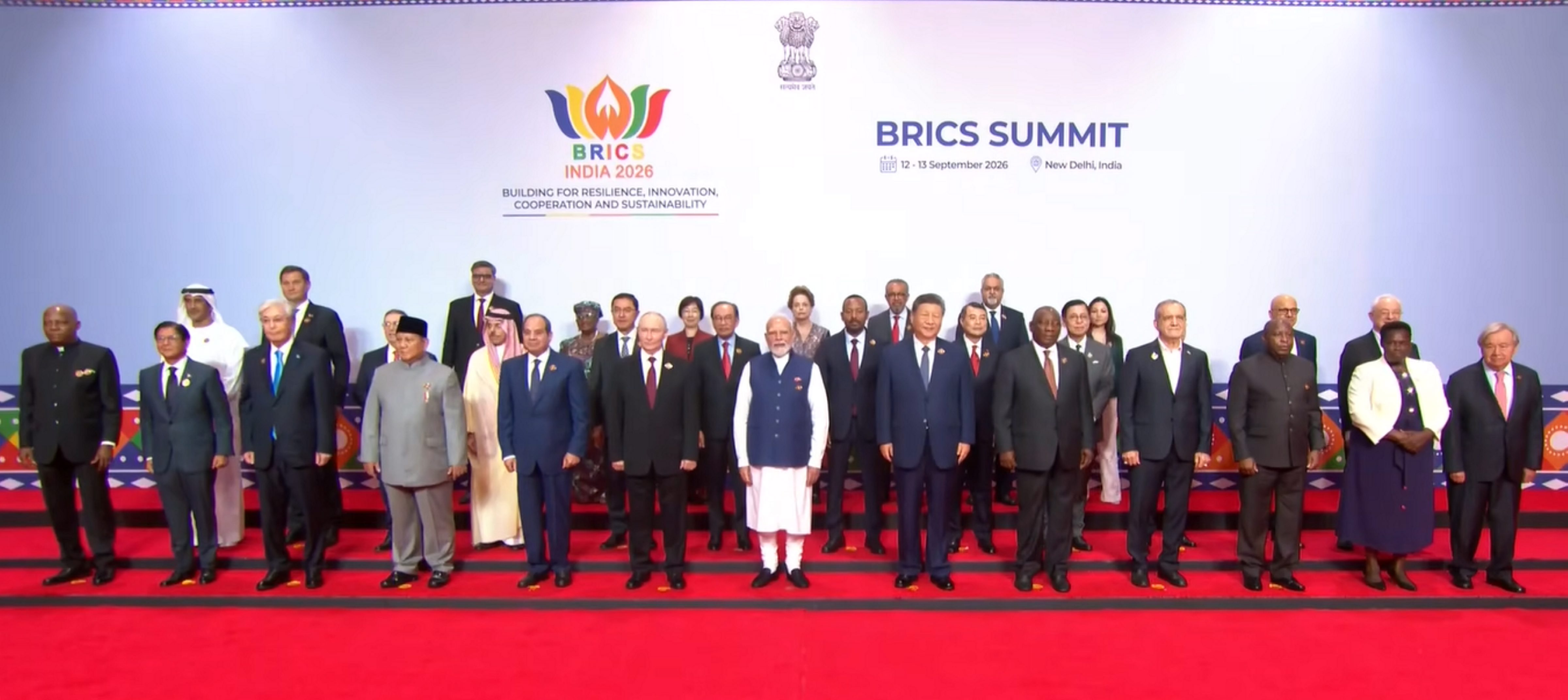 ब्रिक्स शिखर परिषदेच्या दुसऱ्या दिवशी, भारत मंडपम येथे पंतप्रधान मोदींसोबत रशियाचे राष्ट्राध्यक्ष पुतिन, चीनचे राष्ट्राध्यक्ष जिनपिंग आणि इतर देशांचे नेते उपस्थित होते.