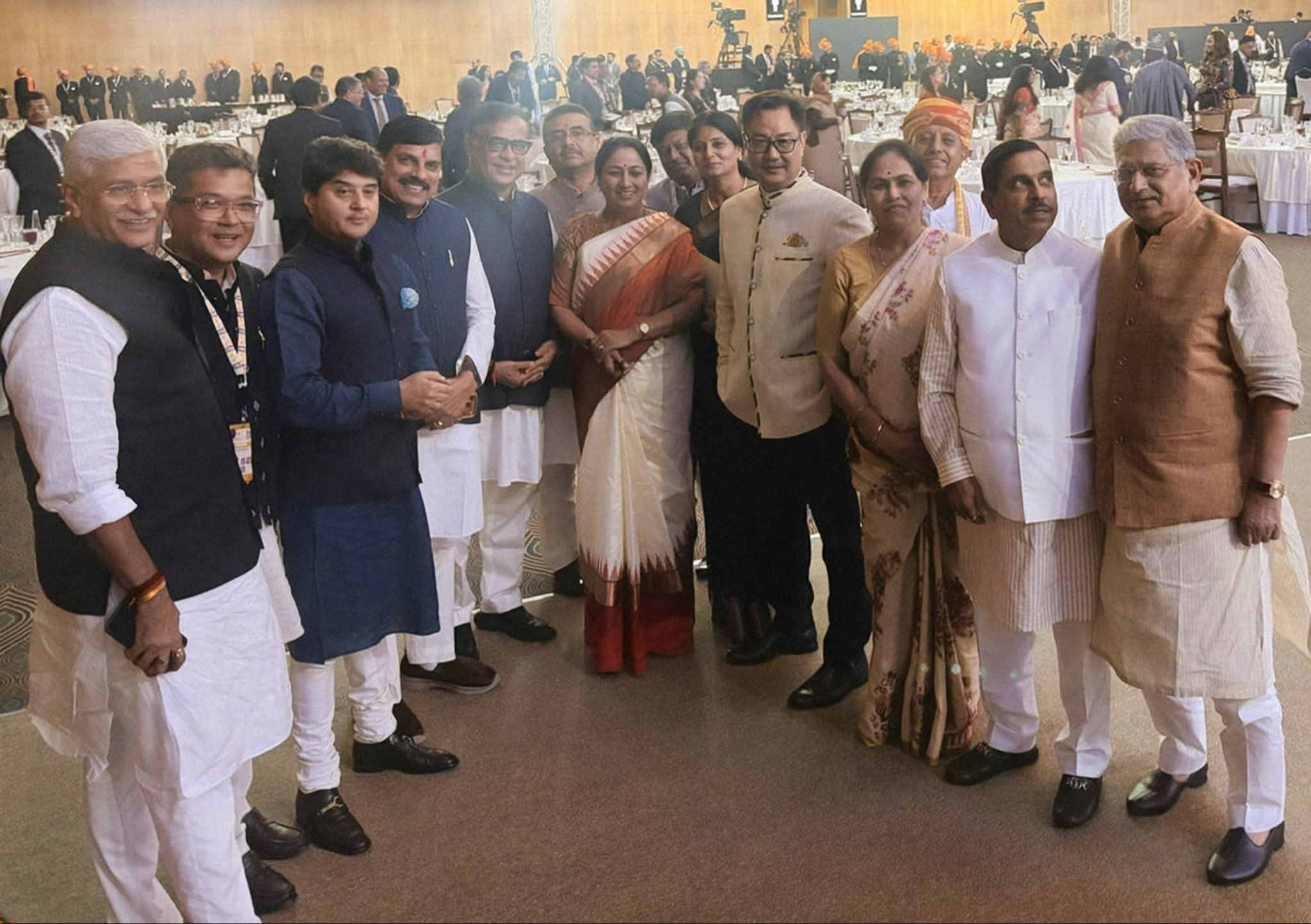 केंद्रीय मंत्री गजेंद्र सिंह शेखावत, किरेन रिजिजू और प्रह्लाद जोशी समेत कई केंद्रीय नेता शामिल हुए। असम CM हिमंत सरमा और बंगाल CM शुभेंदु अधिकारी भी डिनर में मौजूद रहे।