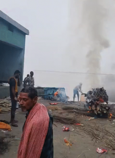 After the ghat was submerged in Bhagalpur, Bihar, the bodies are being cremated on the riverbank itself.