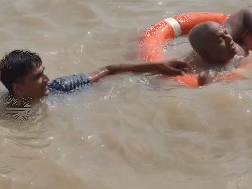 The picture is from Bhadraghat in Patna, Bihar. A man began drowning in the Ganga, but an SSB personnel rescued him in time.