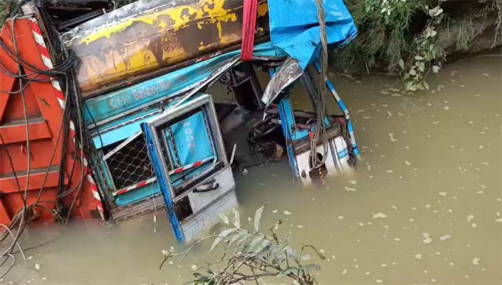 तेज रफ्तार ट्रक अनियंत्रित होकर सरिया नाला में गिर गई