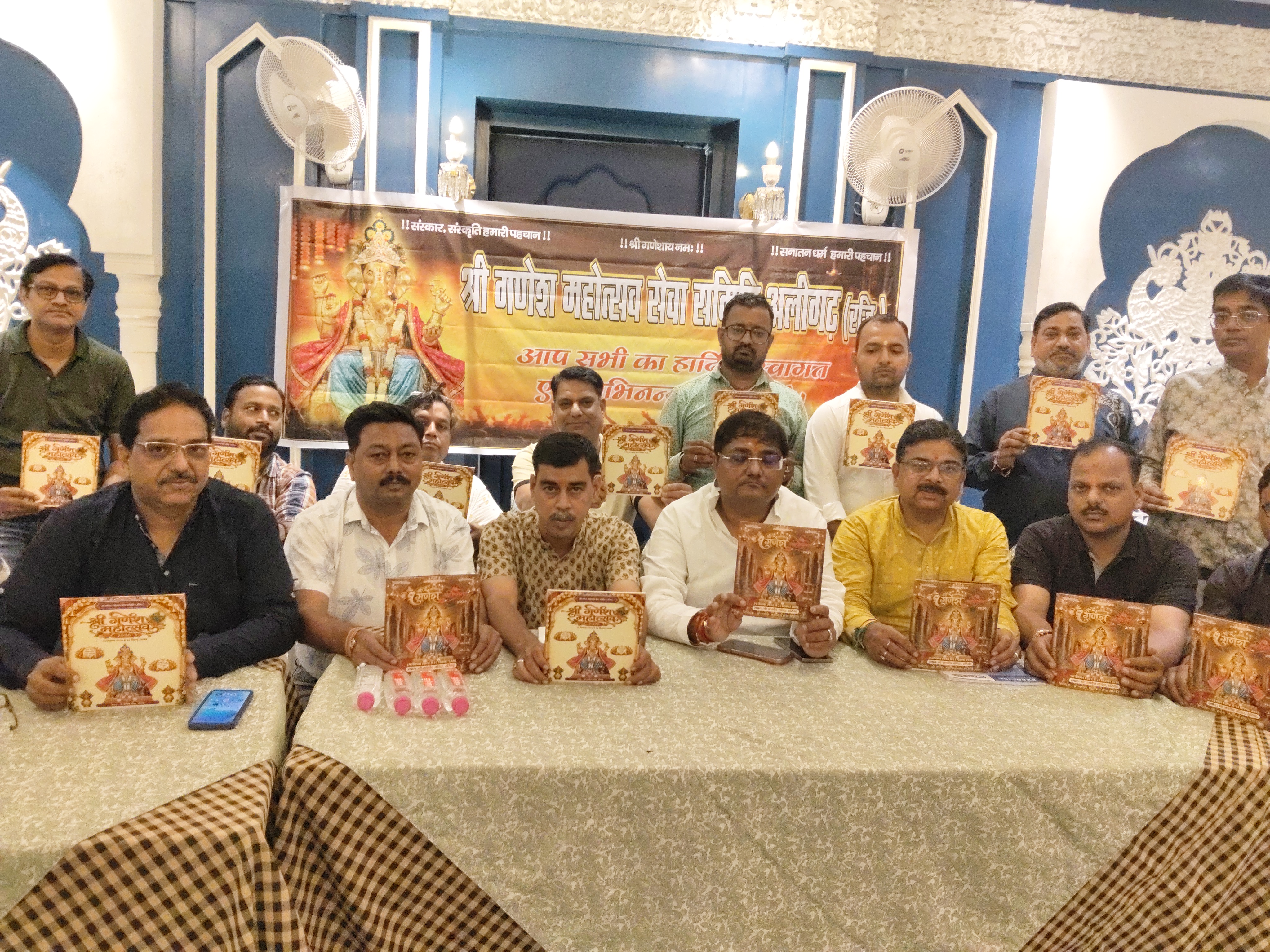श्री वार्ष्णेय मंदिर के आयोजन की जानकारी देते पदाधिकारी।