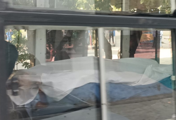 गैंगस्टरों के शवों को एंबुलेंस में सिविल अस्पताल लाया गया।
