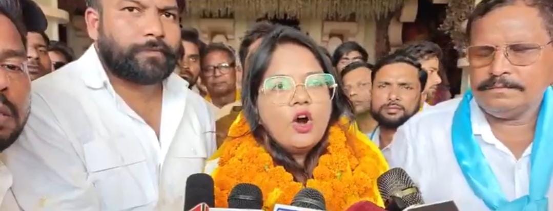 रोहिणी ने कहा कि वाल्मीकि केवल दरी बिछाने का काम आखिर कब तक करता रहेगा।