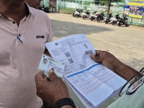 आधार कार्ड व एडमिट कार्ड को चेक कर प्रवेश दिया।