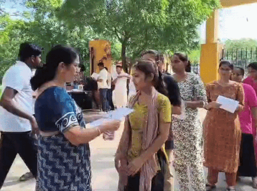 निर्धारित समय आठ बजे से पहले कैंडिडेट्स सेंटर पर पहुंच गए।