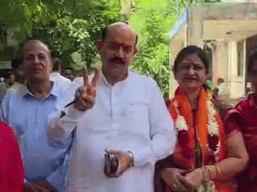 पति रमेश सोनी व अन्य के साथ रंजना सोनी।