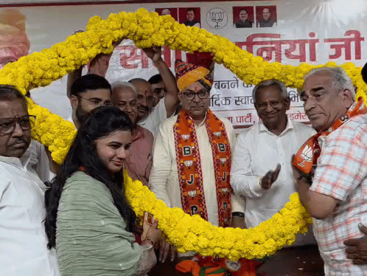 राष्ट्रीय महामंत्री सतीश पूनिया का माला पहनाकर स्वागत करते पार्टी कार्यकर्ता और पदाधिकारी।