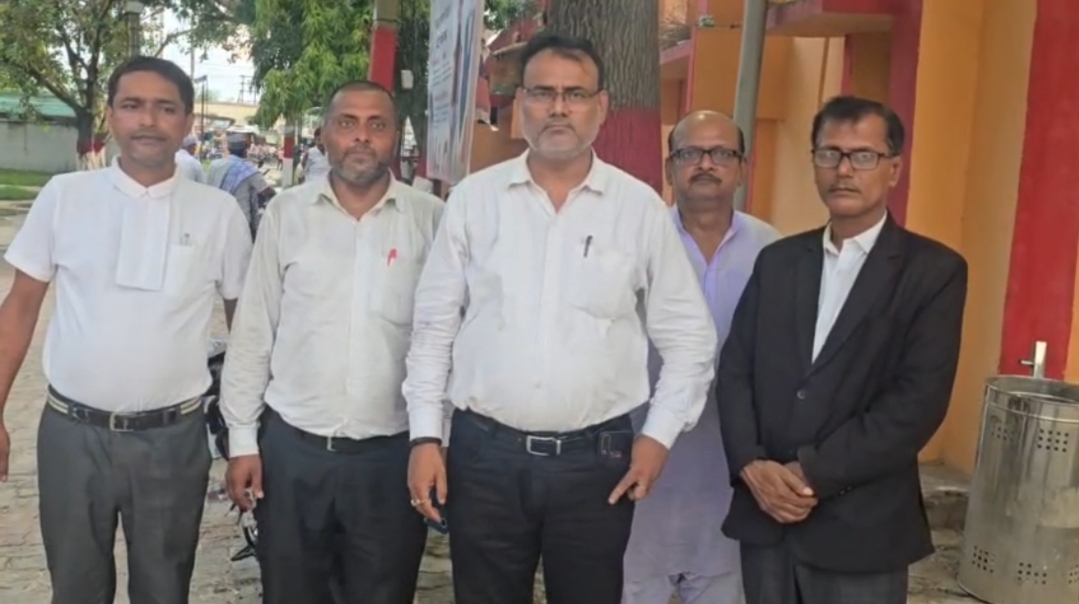 सुशील चौधरी अन्य अधिवक्ताओं के साथ।