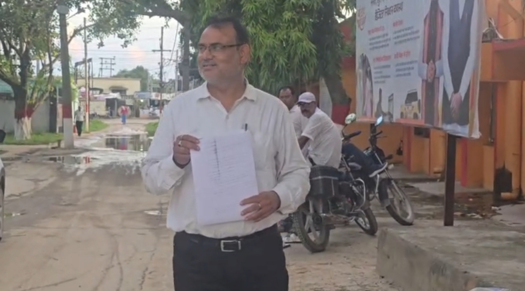 आवेदन दिखाते हुए सुशील चौधरी।