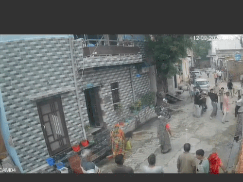 बेटी के बाद मां भी अपने परिवार को बचाने के लिए वीडियो में दौड़ती दिखाई दे रही हैं।