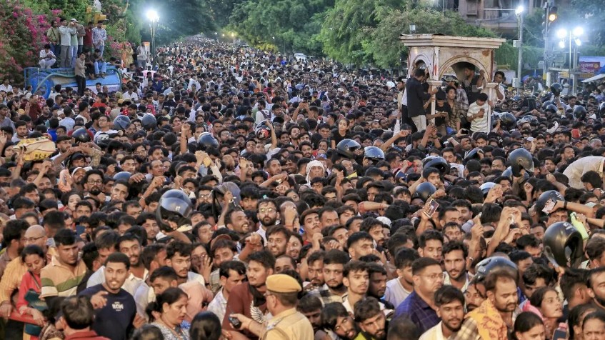 जयपुर में 'गणेश चतुर्थी' त्योहार की पूर्व संध्या पर भगवान गणेश के मोती डूंगरी मंदिर में भक्तों की भारी भीड़ उमड़ी।