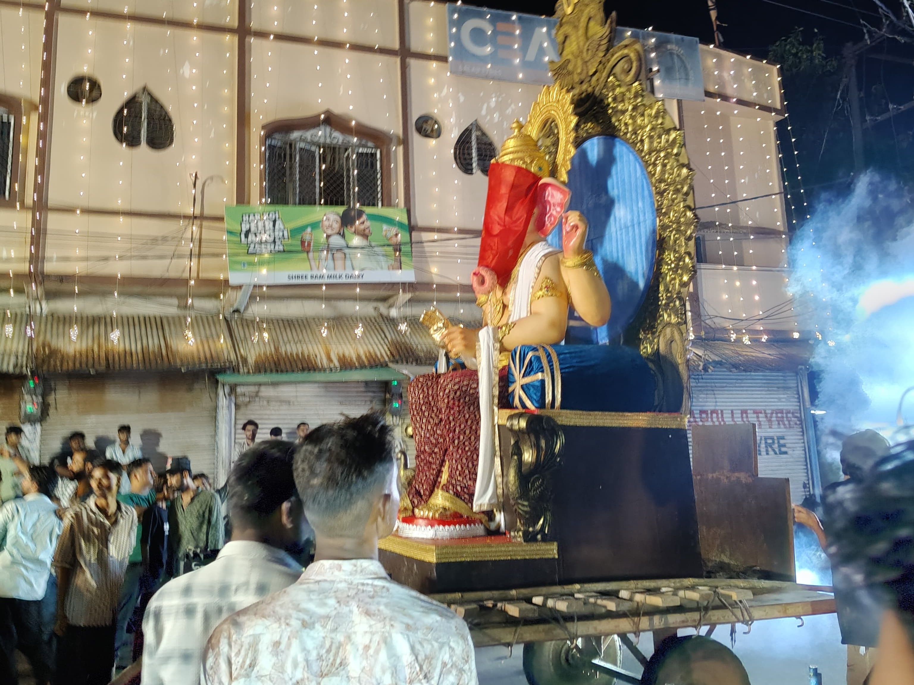 गणेश प्रतिमा लेकर पंडाल की ओर जाते युवा।