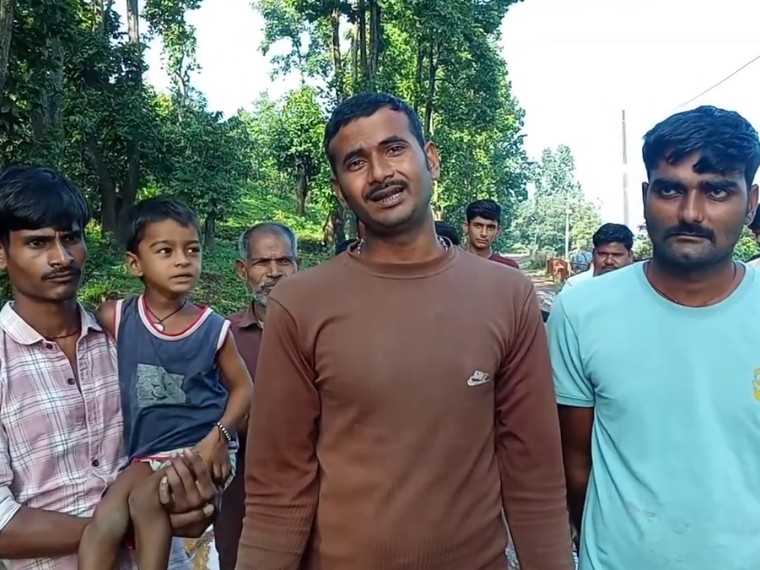 सड़क के लिए परेशान ग्रामीण।