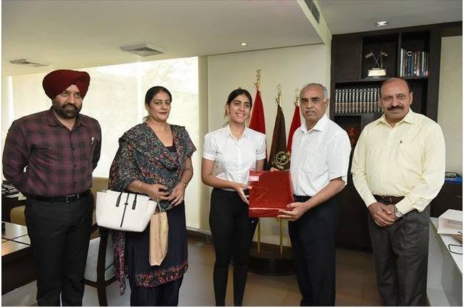 साल 2018 में पंजाब के तत्कालीन DGP सुरेश अरोड़ा ने जैसमीन को सम्मानित करते हुए उपहार स्वरूप लैपटॉप भेंट किया था। - फाइल फोटो