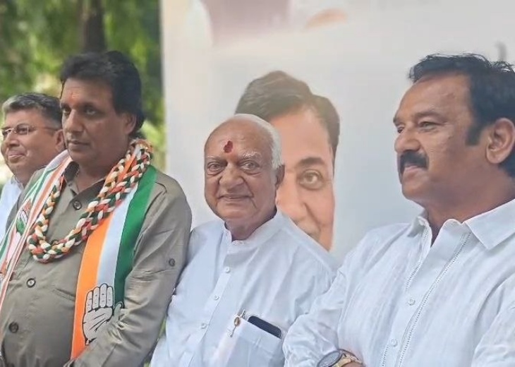 भाजपा नेता राकेश भाटी (गले में दुपट्टा) पाली विधायक भीमराज भाटी और कांग्रेस जिलाध्यक्ष शिशुपाल सिंह।