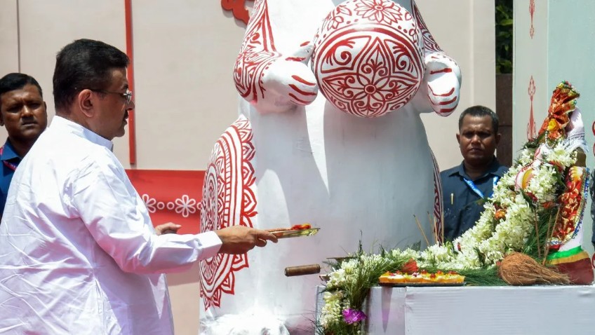 पश्चिम बंगाल के सीएम शुभेंदु अधिकारी ने कोलकाता में 'स्टाइल बाजार' में भगवान गणेश की पूजा की।