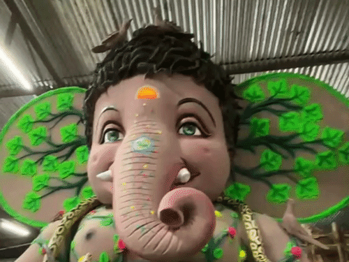 इंदौर के तिलक नगर में 3 टन मिट्टी से 14 फीट ऊंची गणेश प्रतिमा विराजित की गई है।