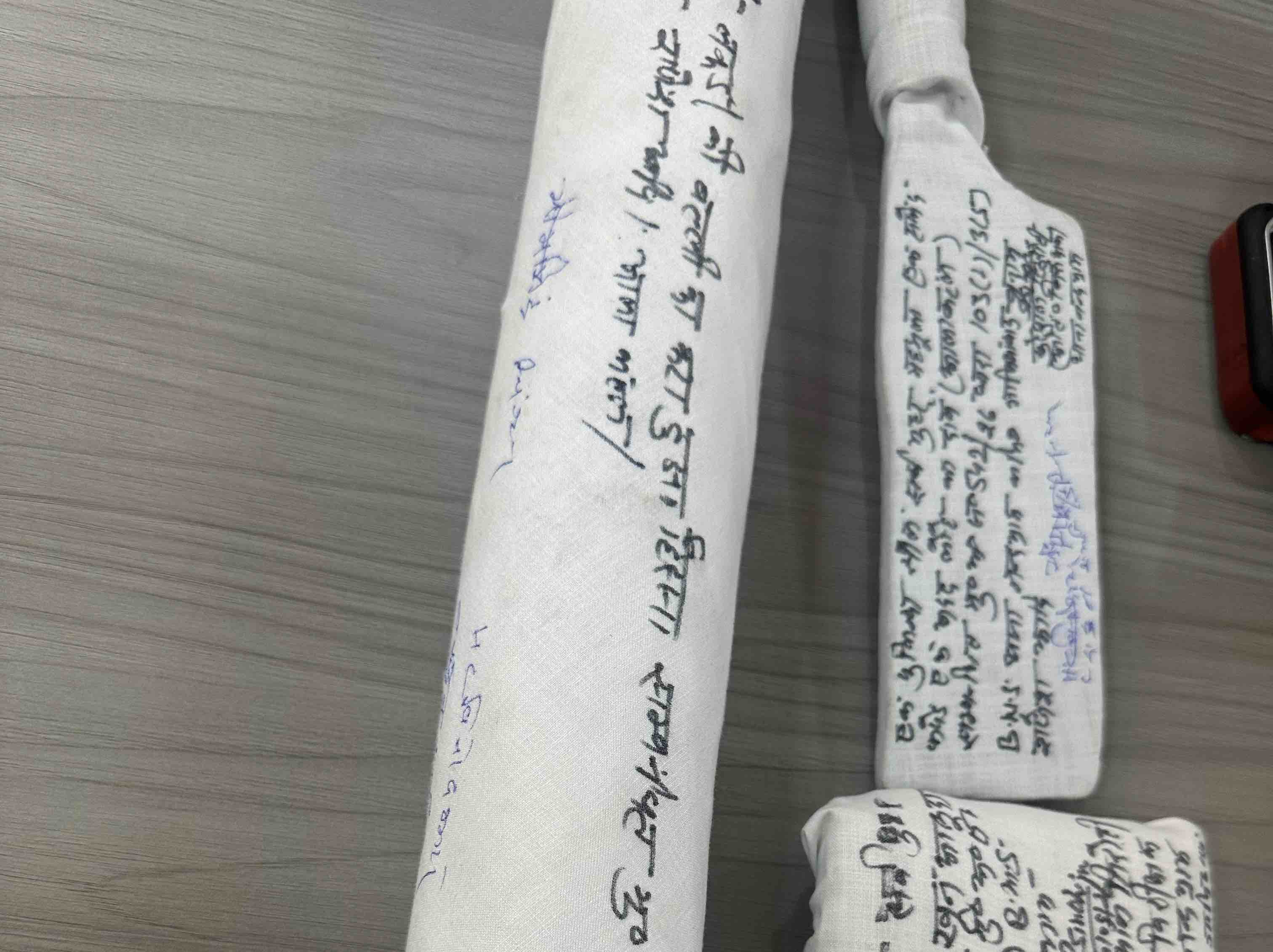 पुलिस ने वारदात में इस्तेमाल दांव, डंडेनुमा बल्ली का टुकड़ा और खून से सना तकिए का कवर बरामद किया है।