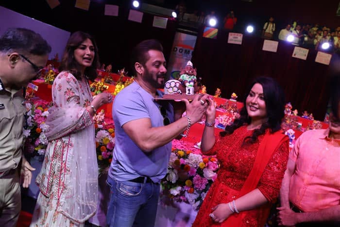 साल 2024 में सोनाली बेंद्रे और अमृता फडणवीस के साथ इको-फ्रेंडली मूर्तियों के साथ तस्वीर क्लिक करवाते सलमान।